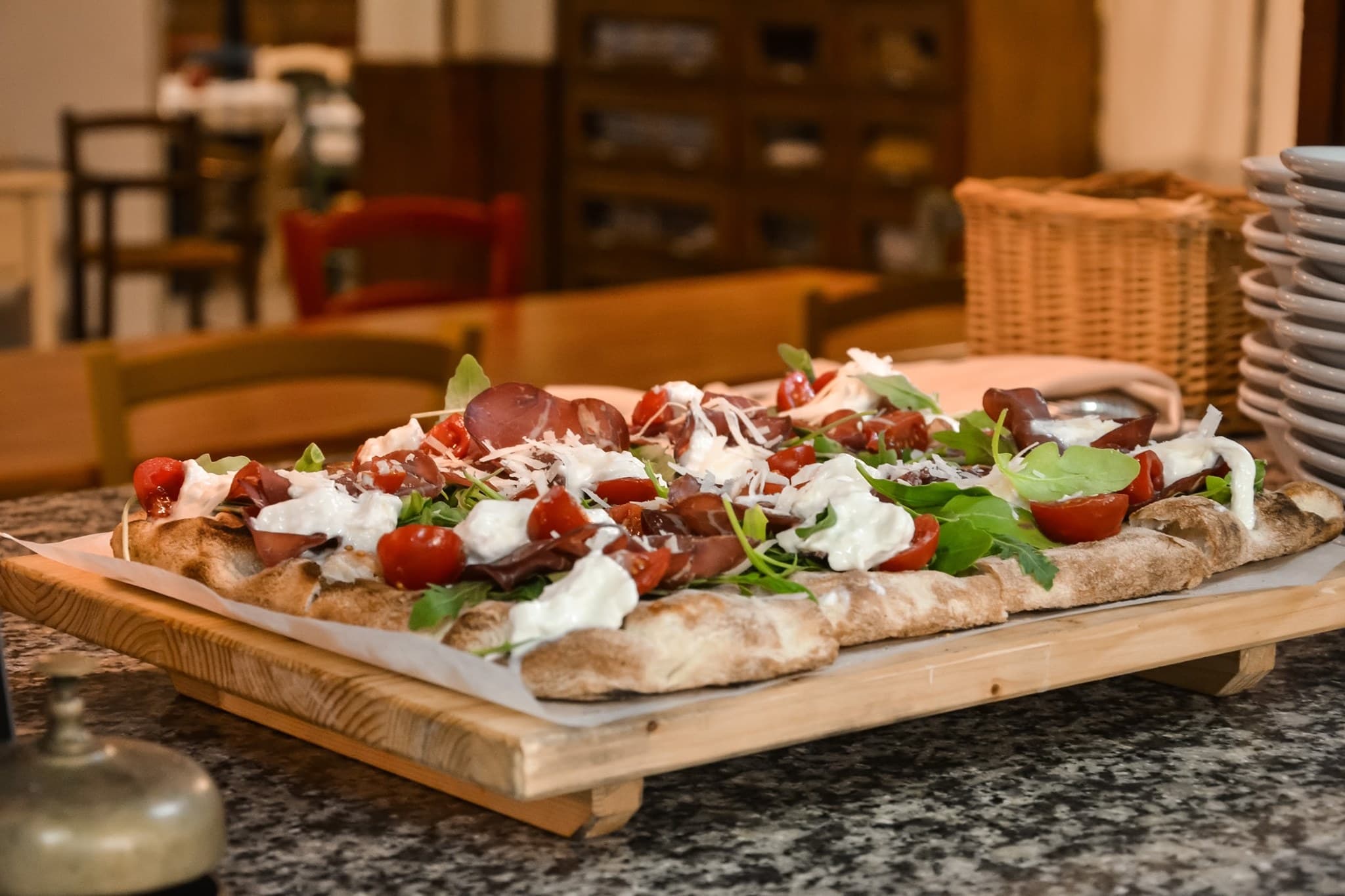 Pinsa con bresaola e burrata