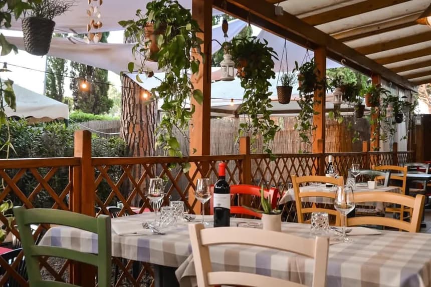 Veranda con tavoli apparecchiati e piante